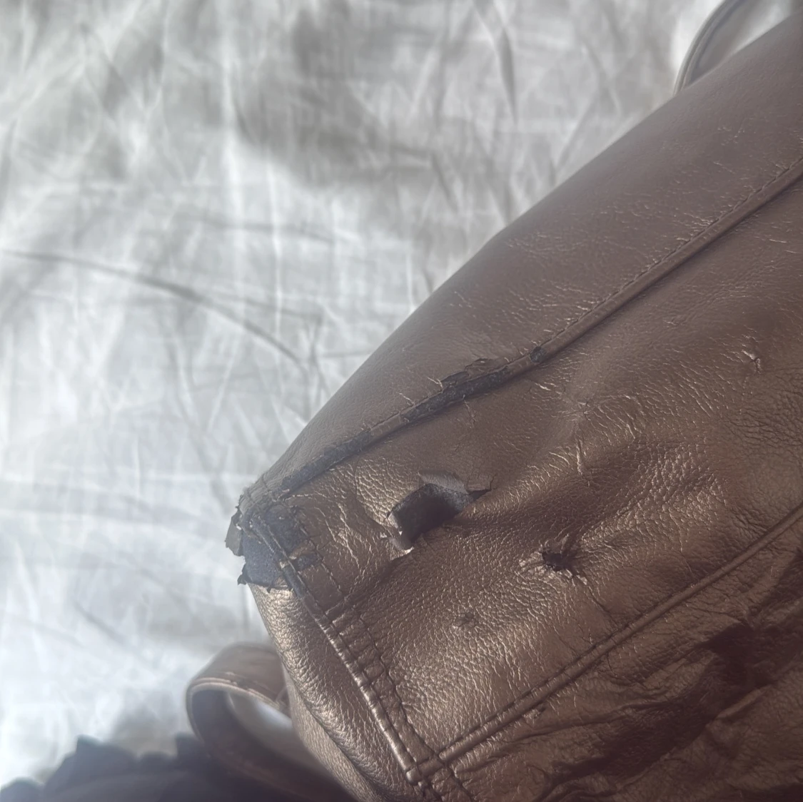 Bronsfärgad handväska med axelrem - 4