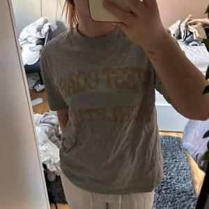 Oversized grå t-shirt med tryck - Baggy grå T-shirt med gult tryck (har en liten defekt som är knappt synbar)💗