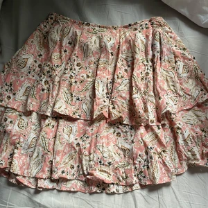 Kjol med inbyggda shorts från zara  - Kort kjol från zara super fin med inbyggda shorts