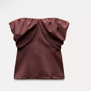 Brun/vintröd axelbandslös tubtopp från zara - Säljer en snygg brun axelbandslös tubtopp med draperad överdel. Toppen har en elegant och stilren design som passar perfekt till många olika outfits. Från Zara! Storlek S, aldrig använd 💗 pris kan diskuteras