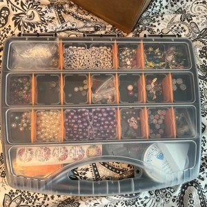 Sortimentslåda med pärlor och smyckesdelar - Säljer saker i lådan, inte allt men skriv och fråga. Olika pris