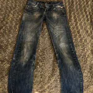 Vintage jeans -  Intresse koll!! Kollar om någon är intresserad på att köpa dessa skitsnygga jeans, Är inte helt säker på att jag vill sälja så bara bra bud❤️❤️