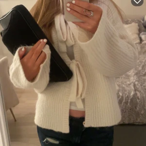 Vit stickad kofta med knytband - Så så söt kofta från Gina tricot❤️passar xs,s,m