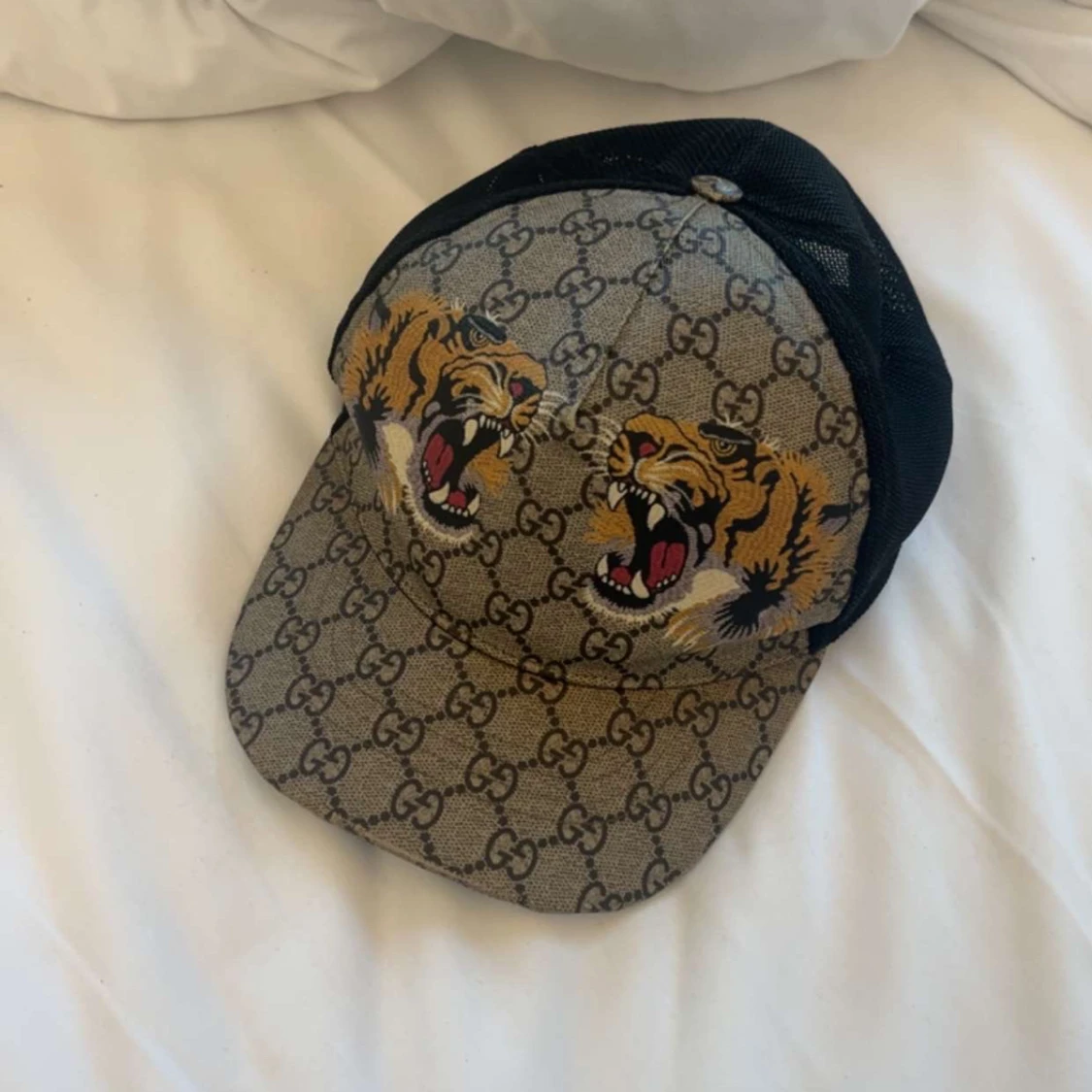 Gucci keps med tigertryck och GG-mönster