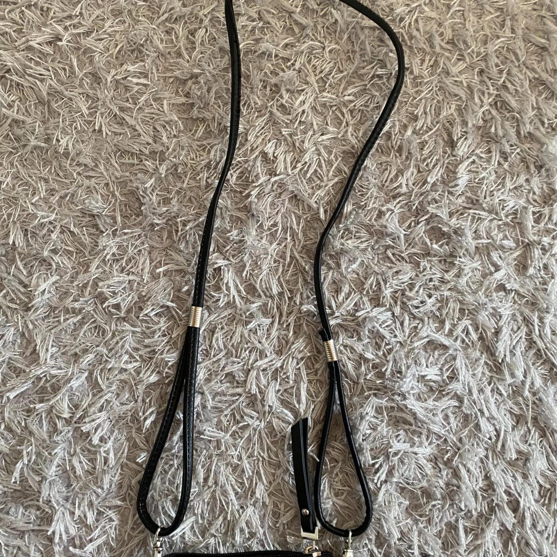 Svart axelväska med dragkedjor - 2