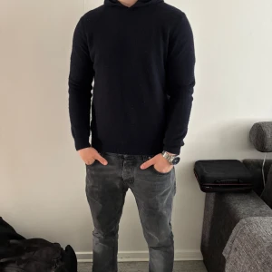 Mörkblå kashmire från Oscar Jacobson - Säljer en stilren svart hoodie från Oscar Jacobson. Tröjan är i kashmire och skick 8/10 bra skick! Pris 699 kr 