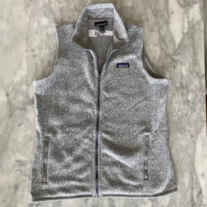 Grå patagonia fleece väst  - Skick: 9/10, endast använd fåtal gånger   Märke: Patagonia   Storlek: L  Färg: Grå ✅Tar även byten på allt 