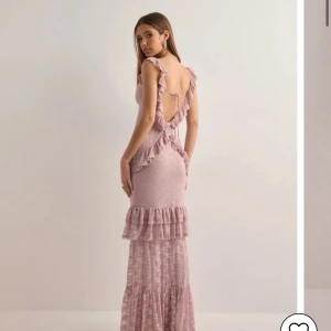 Balklänning  - Intressekoll på en slutsåld balklänning från Nelly. Den är helt ny med lappen kvar. Köpte den för 900kr. Skriv vid intresse samt prisförslag💓