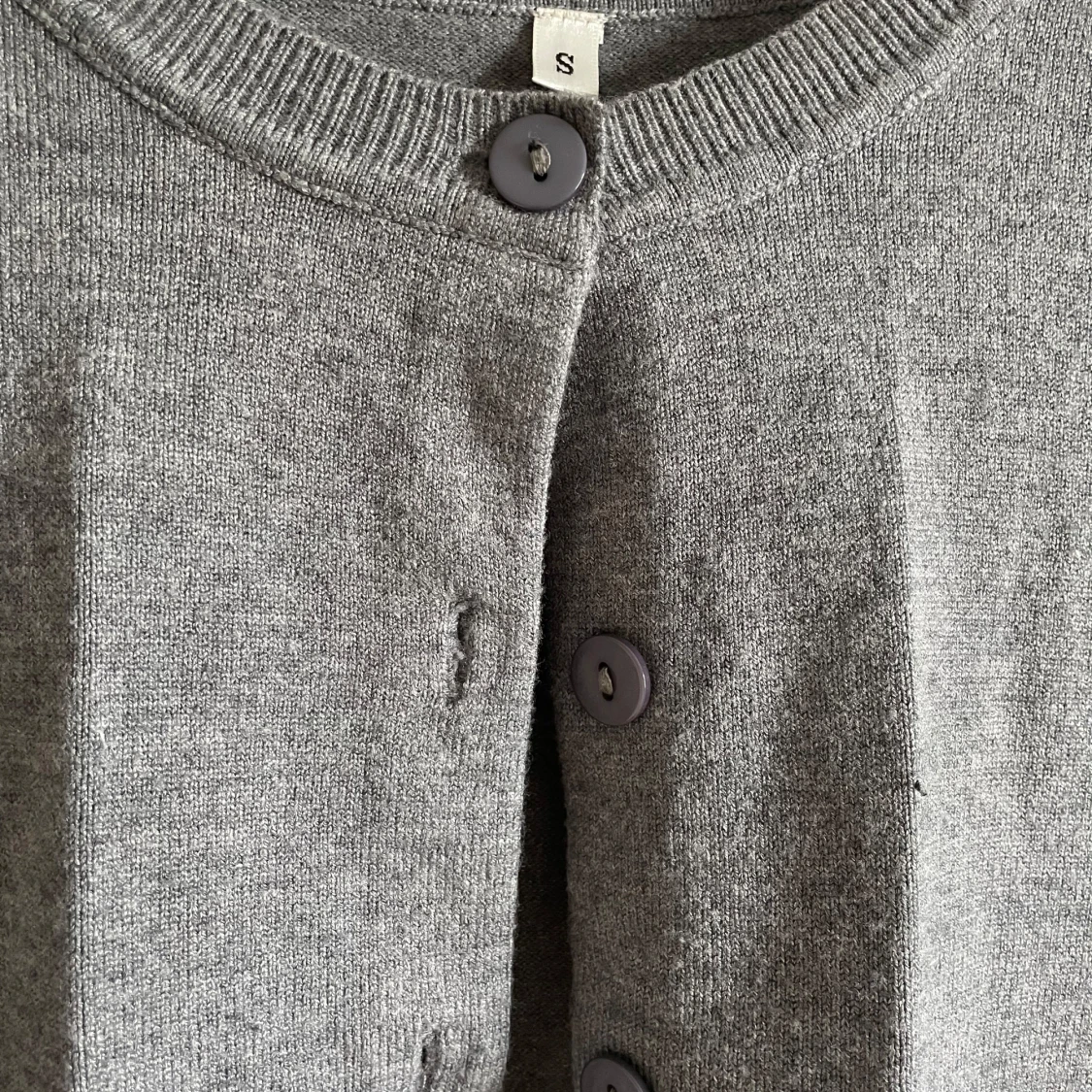 Grå kofta med knappar - 1