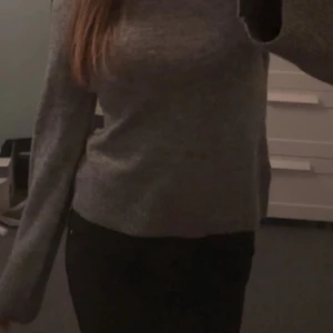 Stickad tröja - Ej mina bilder!! En grå stickad tröja från hm som ej kommer till användning, den är lite ”tajtare” i midjan och har vida armar, använd max 5 gånger💞