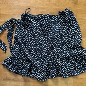 Blommig kjol - Säljer en blommig kjol då den inte kommer till användning längre, den är ifrån shein