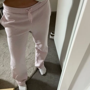 Ljusrosa mjukisbyxor  - Säljer ett par ljusrosa mjukisbyxor från bikbok. Säljer eftersom de inte kommer till användning, skriv vid fler bilder eller funderingar💖