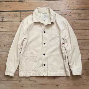 HM corduroy Vit beige vår jacka XL - Not worn much and without holes, one small white mark as shown in first picture by the jackets right shoulder which is barely noticeable.  Size XL, with an inner pocket and polyester lining, perfect for spring or all year round :)  🙏🏼  #manchester #corduroy #cord #shirt #jacket #overshirt #HM #XL #white #beige #Bone