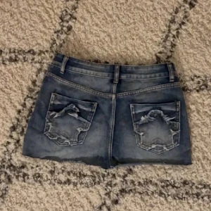 Jeans kjol  - Lågmidjad jeanskjol med fina fickor. Perfekt nu till sommaren 💕