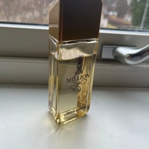 Rabane 1 million  - En bra doft för hela året ungefär 85ml kvar i. Lite problem med automiser men annars bra. 