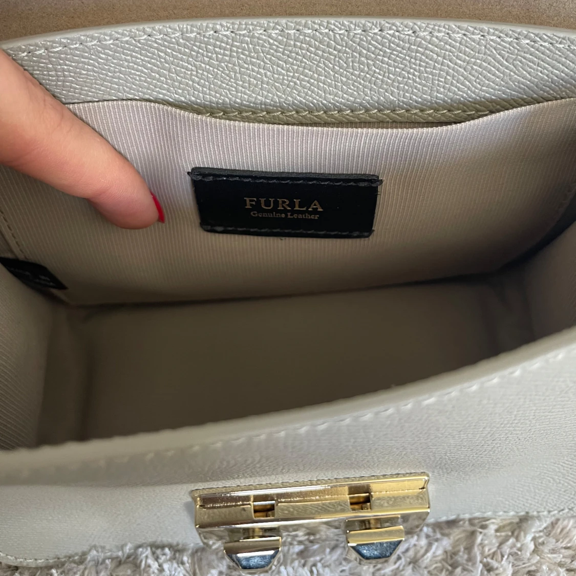 Grå axelväska från Furla med guldkedja - 1