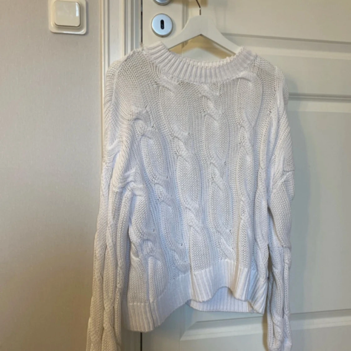Vit kabelstickad tröja - 1