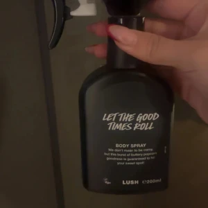 Lush Let The Good Times Roll Body Spray - Lush Let The Good Times Roll Body Spray i svart plastflaska med spraymunstycke. Doften har inslag av smörig popcorn och sötma, perfekt för dig som gillar unika och lekfulla dofter. Flaskan rymmer 200 ml och har en modern, stilren design.