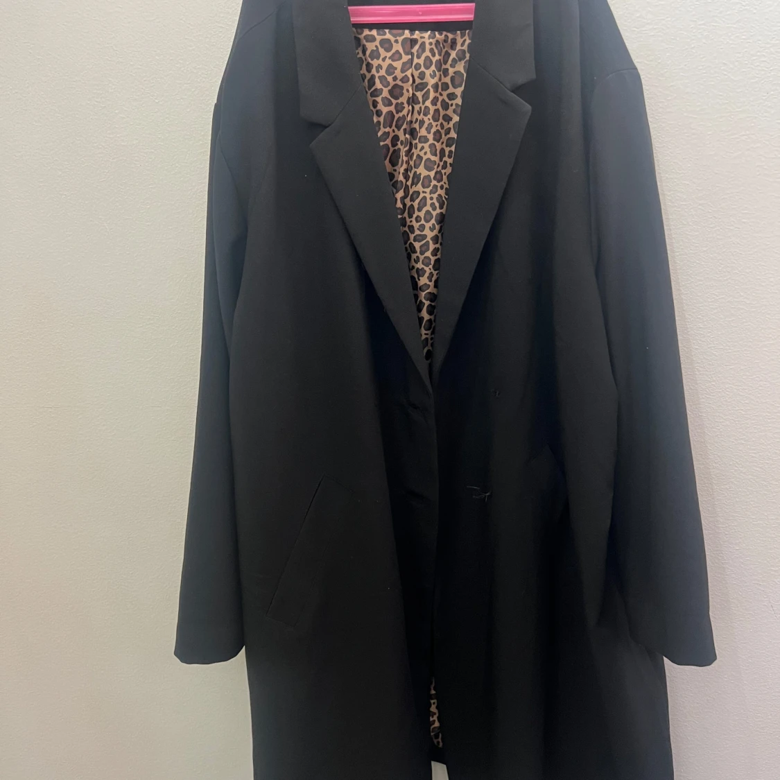 Svart kappa från Ellos med leopardfoder