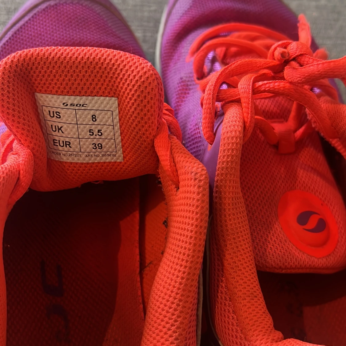 SOC sneakers i lila och neonorange