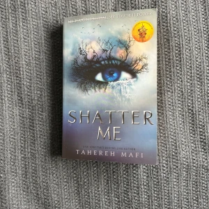 Shatter Me - Shatter Me av Tahereh Mafi. Engelsk text.