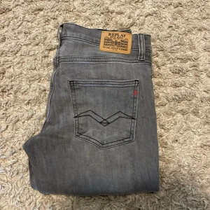 Replay jeans 👖  - Ett par riktigt feta replay jeans 👖 passar till alla årstider för ett bra pris men priset kan diskuteras 