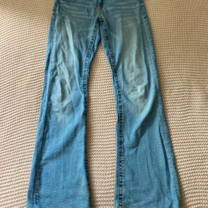 Ljusblå bootcut jeans Gina Tricot - Snygga ljusblå jeans från Gina Tricot i bootcut-modell. Jeansen har låg midja, klassiska fem fickor. Tillverkade i mjuk denim med skön stretch. Andvänt många gånger eftersom de var mina favorit jeans för ett tag sedan men inget man märker så mycket.❤️
