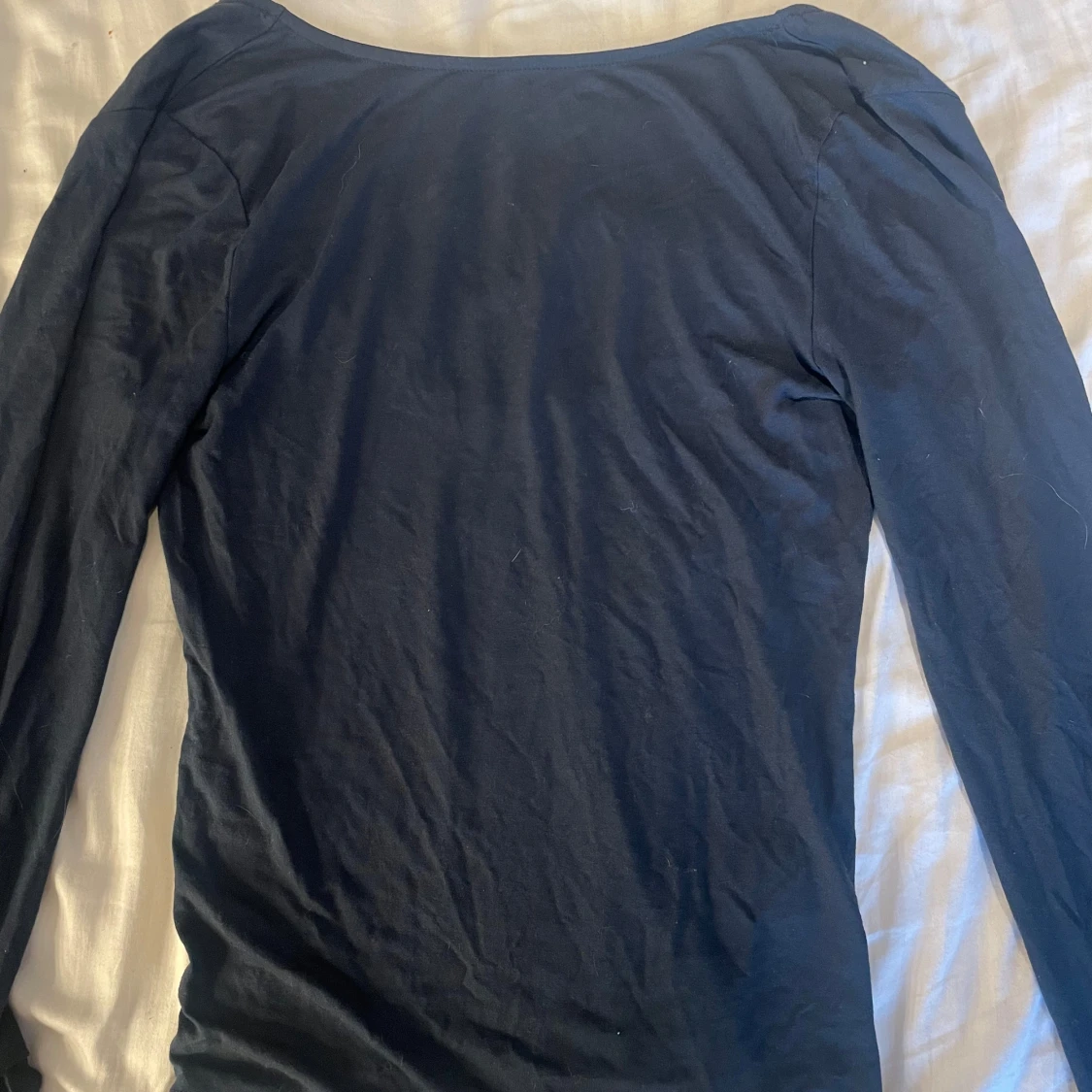 Svart långärmad topp med djup rygg - 1