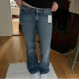 Wrangler jeans - Snygga lågmidjade vintage jeans från wrangler. Storlek 38, tjejen på bilden är 170cm för referens. Fint skick 😁