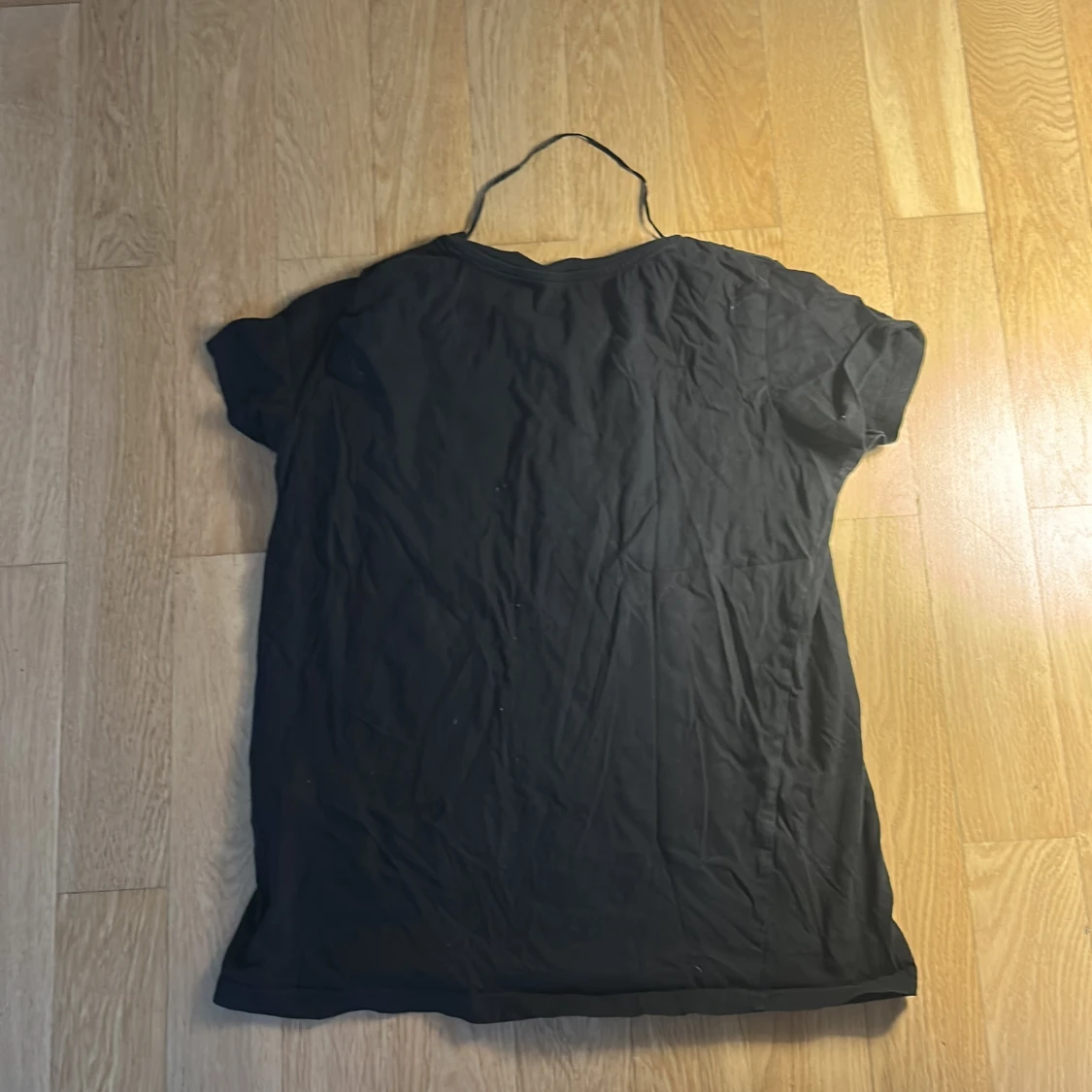 Svart basic t-shirt från KappAhl - 1