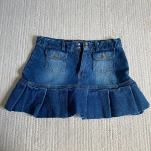 Jeanskjol - Jätte fin jeanskjol som tyvärr är för liten för mig. Så snygg annars! Kan vara tight att få på sig eftersom jeanstyget inte är stretchigt.  Midja: 33cm rakt över. Längd: 29cm