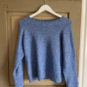 Blå stickad tröja från Vero moda - En skön stickad tröja från Vero moda. Använd fåtal gånger. De är en M men passar S!