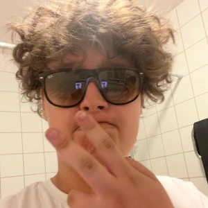 Ray-Ban boyfriend solglasögon  - Snygga Ray-Ban solglasögon med brunmelerat skal. Den är inte jätte brak för utom en ten repa på glaset men de syns inte. Skriv till mig vid frågor💛🤝