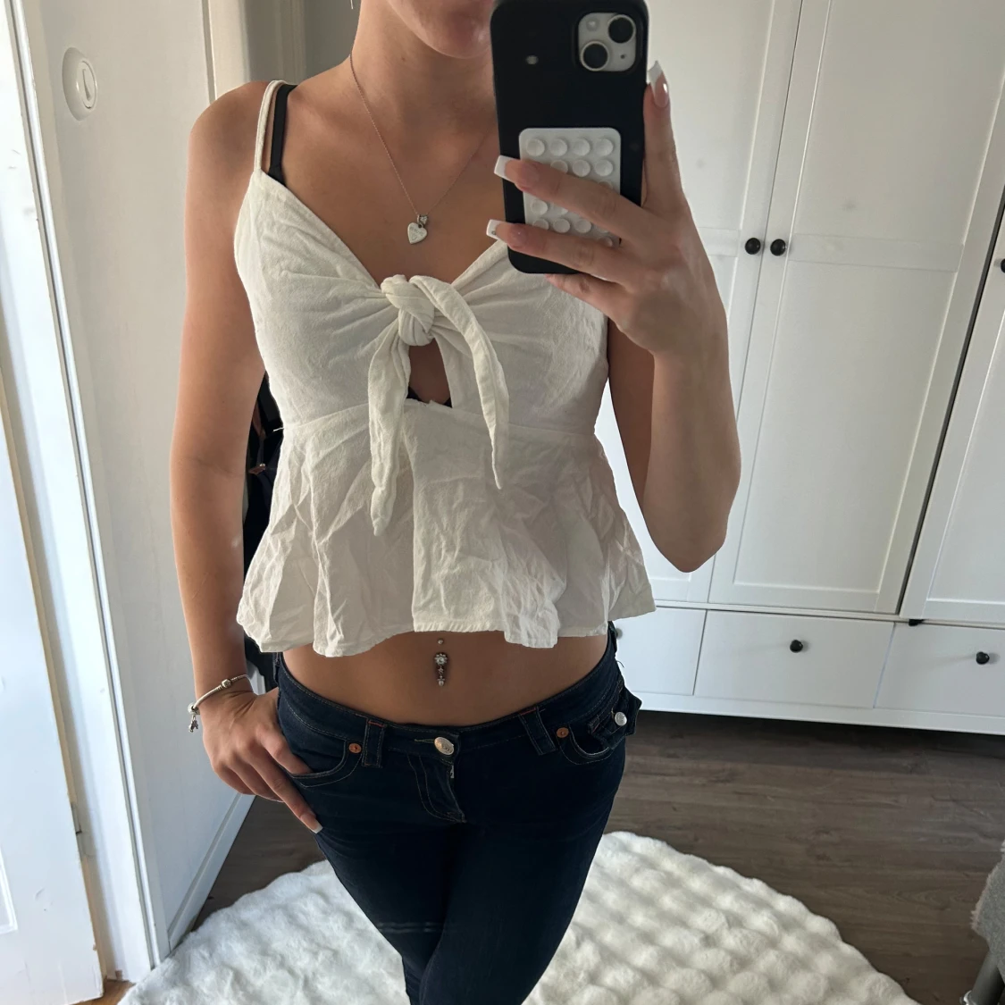 Vit linnetopp med knyt fram