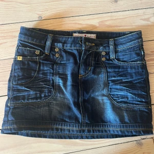 Minikjol  - Söt jeanskjol köpt second hand, tyvärr lite liten för mig