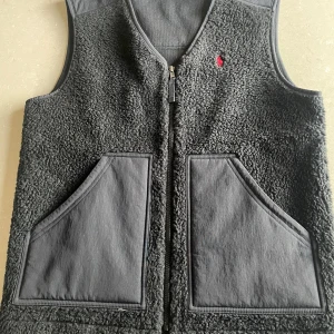 Fleeceväst från Ralph Lauren - Tja! Säljer denna svarta fleeceväst från Ralph Lauren i storlek S. Den är använd 1 gång och var ett spontanköp därför jag säljer den! Nypris ligger på 1800-1900kr. Kontakta om du har några funderingar!