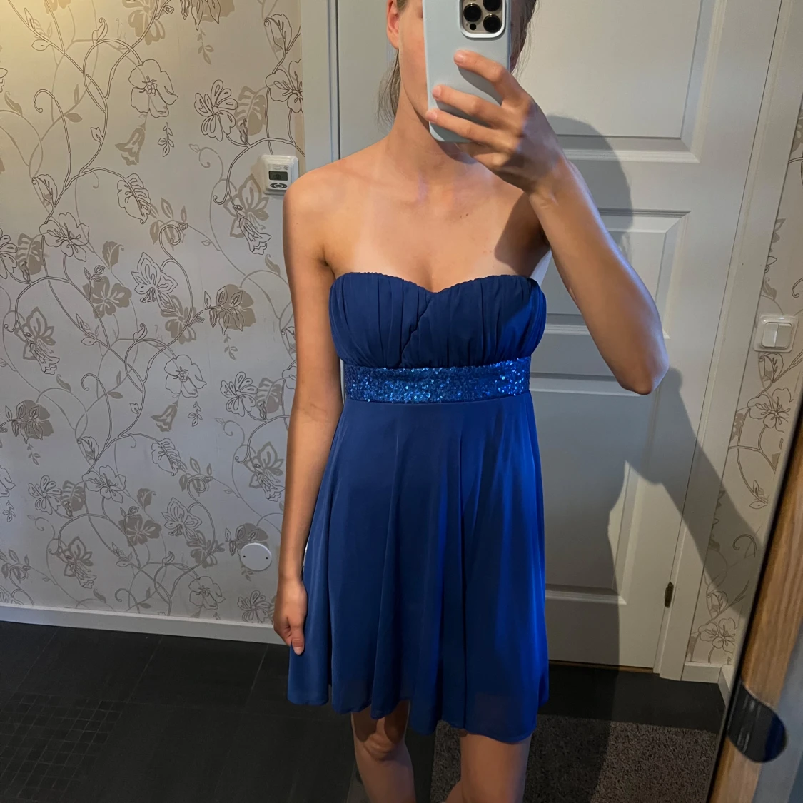 Blå axelbandslös klänning Jeane Blush