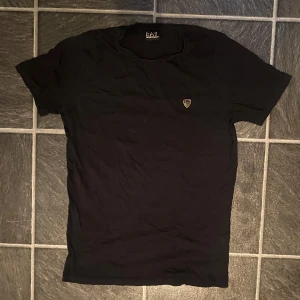 Svart EA7 Emporio Armani t-shirt - Svart t-shirt från EA7 Emporio Armani i storlek L