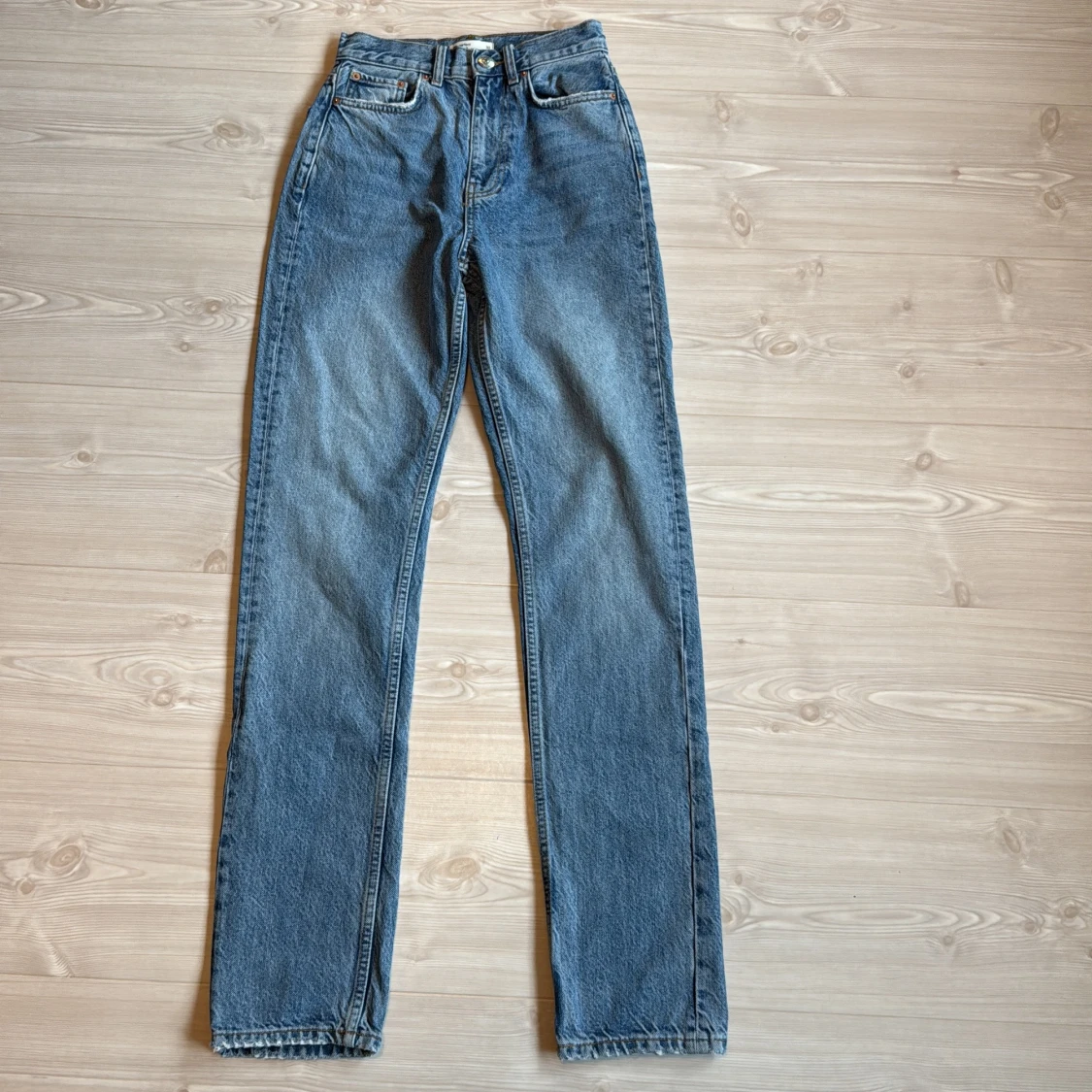 Blå straight jeans från ginatricot 