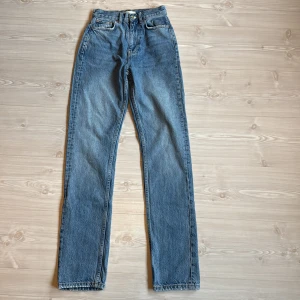 Blå straight jeans från ginatricot  - Klassiska blå jeans från ginatricot i rak modell med hög midja. 