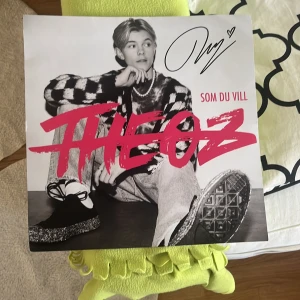 Theo autograf  - En poster av Theoz med omslag (som du vill) han har oxå signerat den