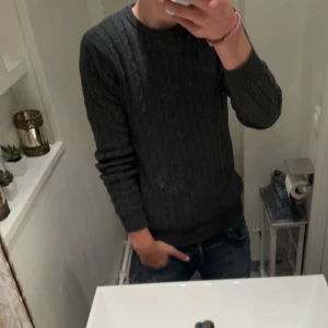  kabelstickad tröja - Tja! Säljer en mörkgrå kabelstickad tröja från John Henric. Perfekt för dig som gillar en stilren och enkel look. Säljer tröjan på grund av att den inte kommer till användning längre. Skriv om ni har frågor eller funderingar