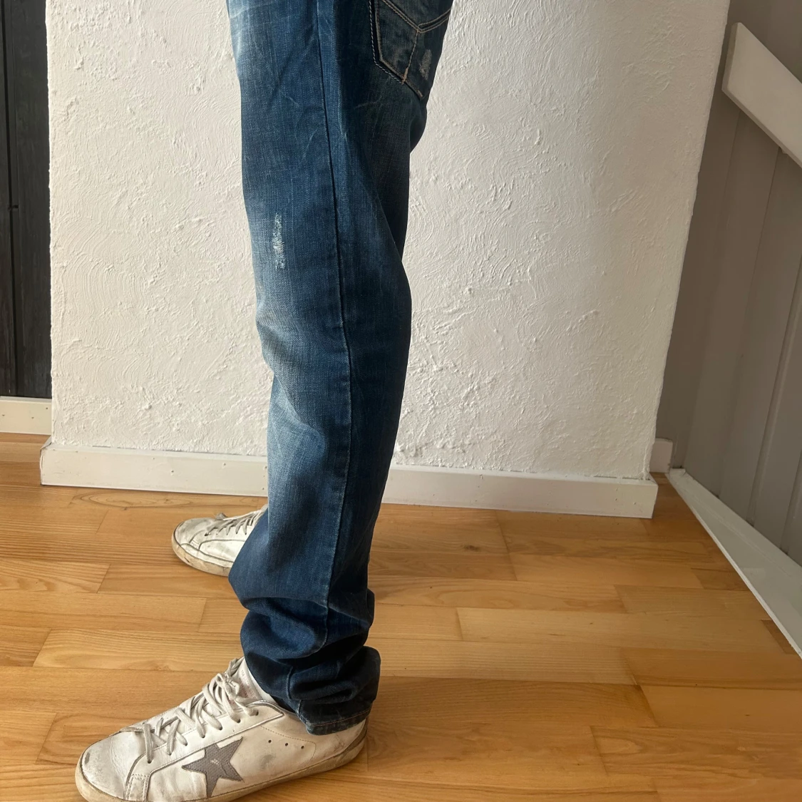 Nesal blå jeans med slitningar - 2