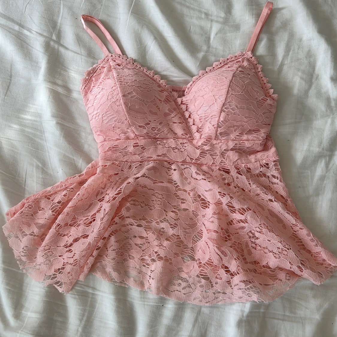 Rosa spetsig linnetopp med volang