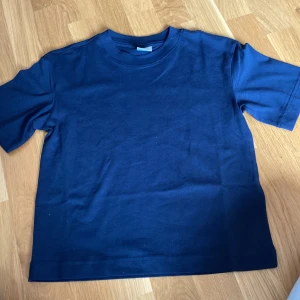 Mörk blå t shirt från Gina tricot  - Mörk blå t shirt som jag aldrig använt pga jag köpte fel storlek så väldigt bra skick❤️🫶🏻🫶🏻