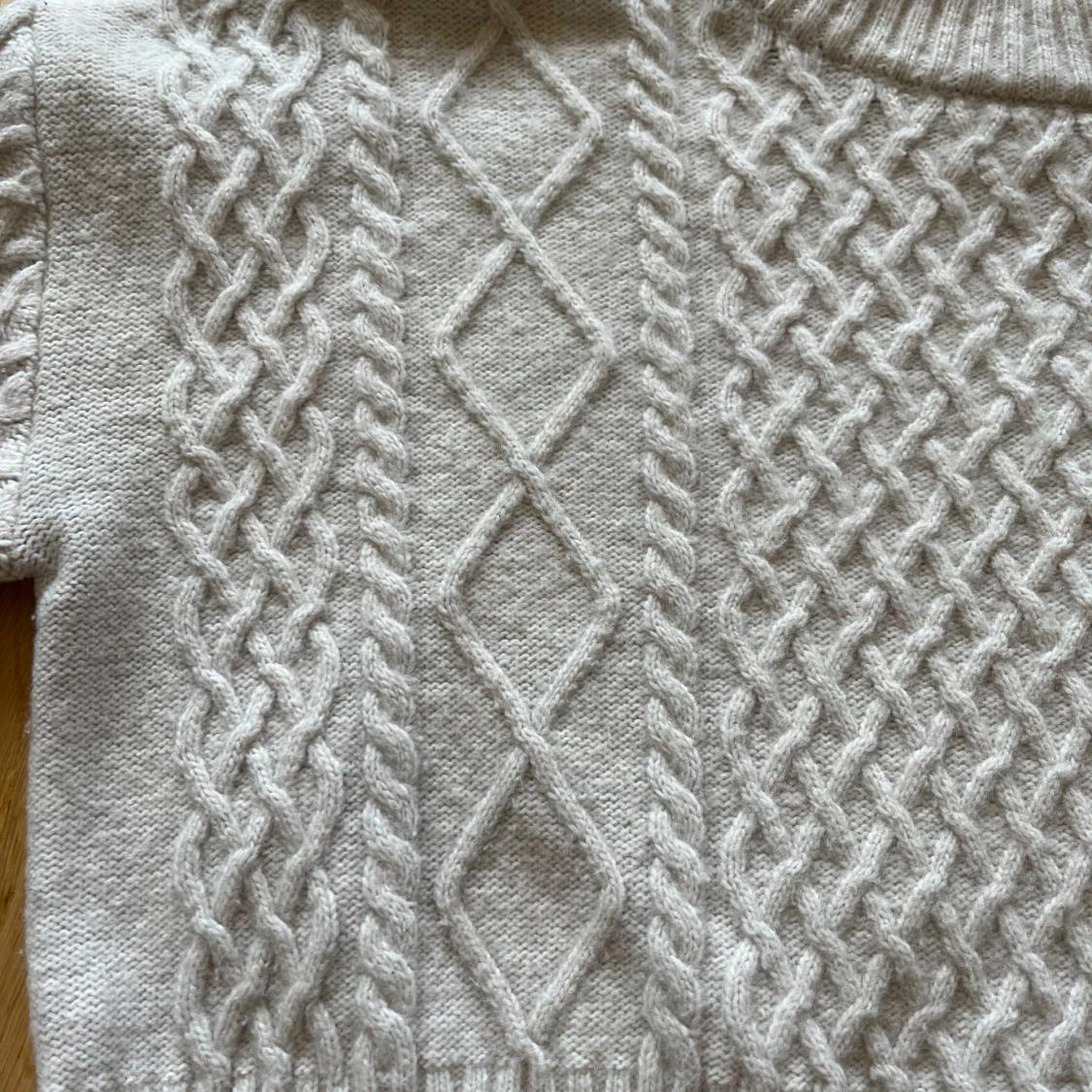 Ljus stickad & croppad tröja  - 1