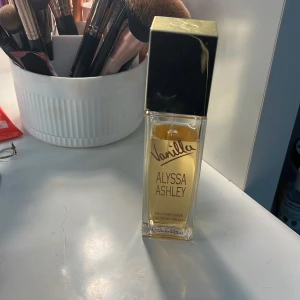 Alyssa Ashley Vanilla parfym 100ml - Parfym från Alyssa ashley. Den är 100 ml och luktar god vanilj. Säljer den då jag aldrig använder den. 
