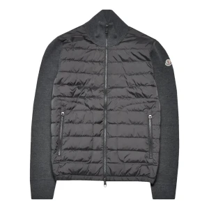 Moncler cardigan  - Säljer en helt ny och oanvänd Moncler cardigan/jacka i stilren grå färg. Storlek L passar M ochså. Perfekt för dig som vill ha en exklusiv, bekväm och snygg jacka som funkar både till vardags och lite finare tillfällen. Pris kan diskuteras!