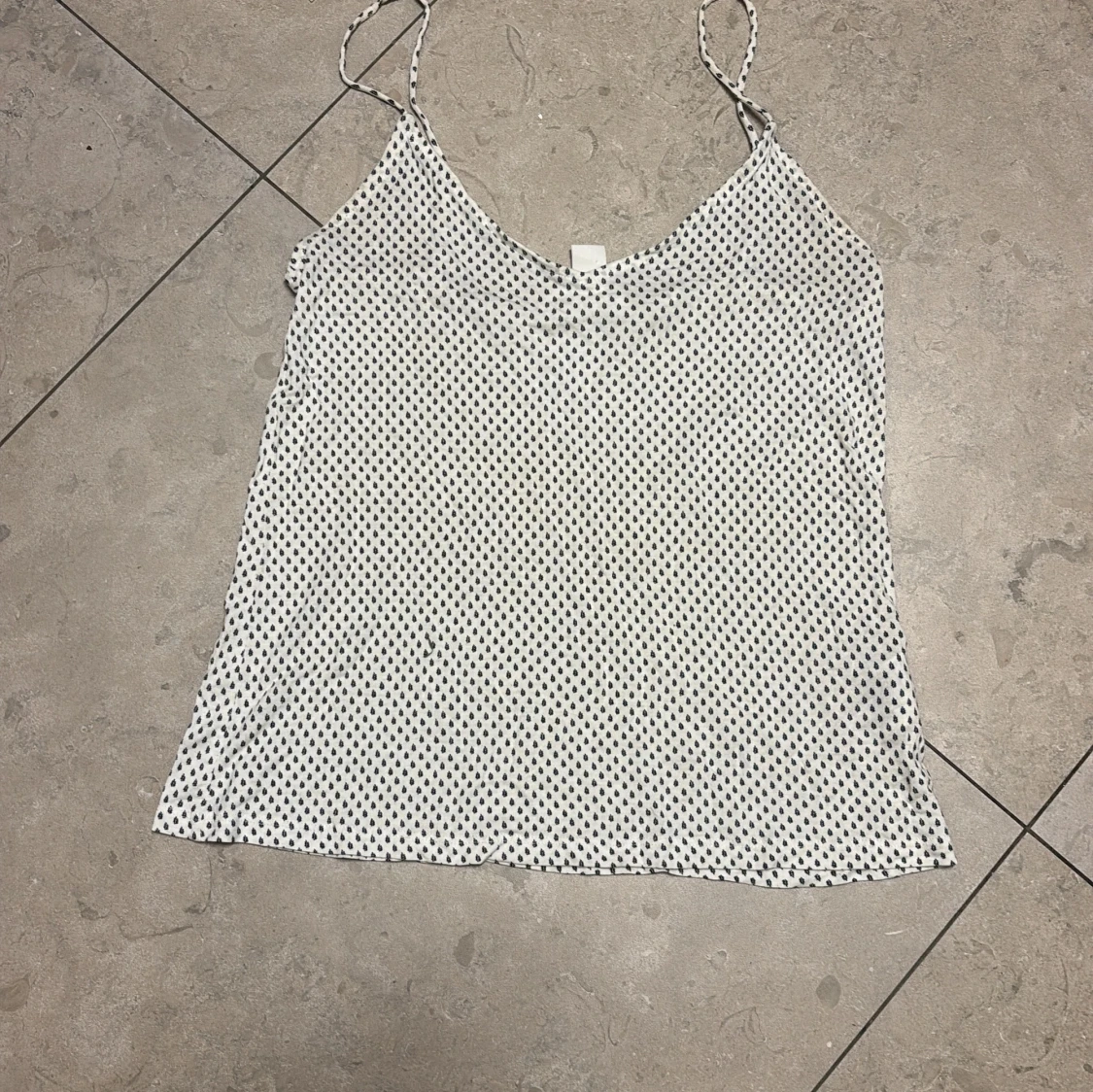 Vit prickig linnetopp från H&M XS