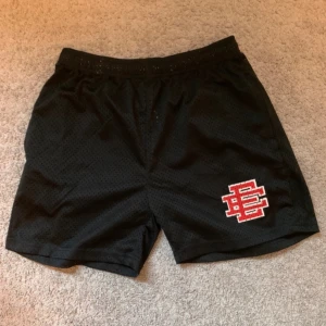 Eric Emanuel shorts  - Snygga och bekväma shorts från det populära streetwear-märket Eric Emanuel – perfekta för sommaren eller en stilren vardagslook. Missa inte chansen att få tag på dem! 💸 Pris kan diskuteras vid snabb affär.